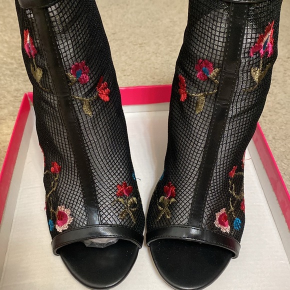 A Sexy Dressy Open toe heeled bootie. - Picture 8 of 10